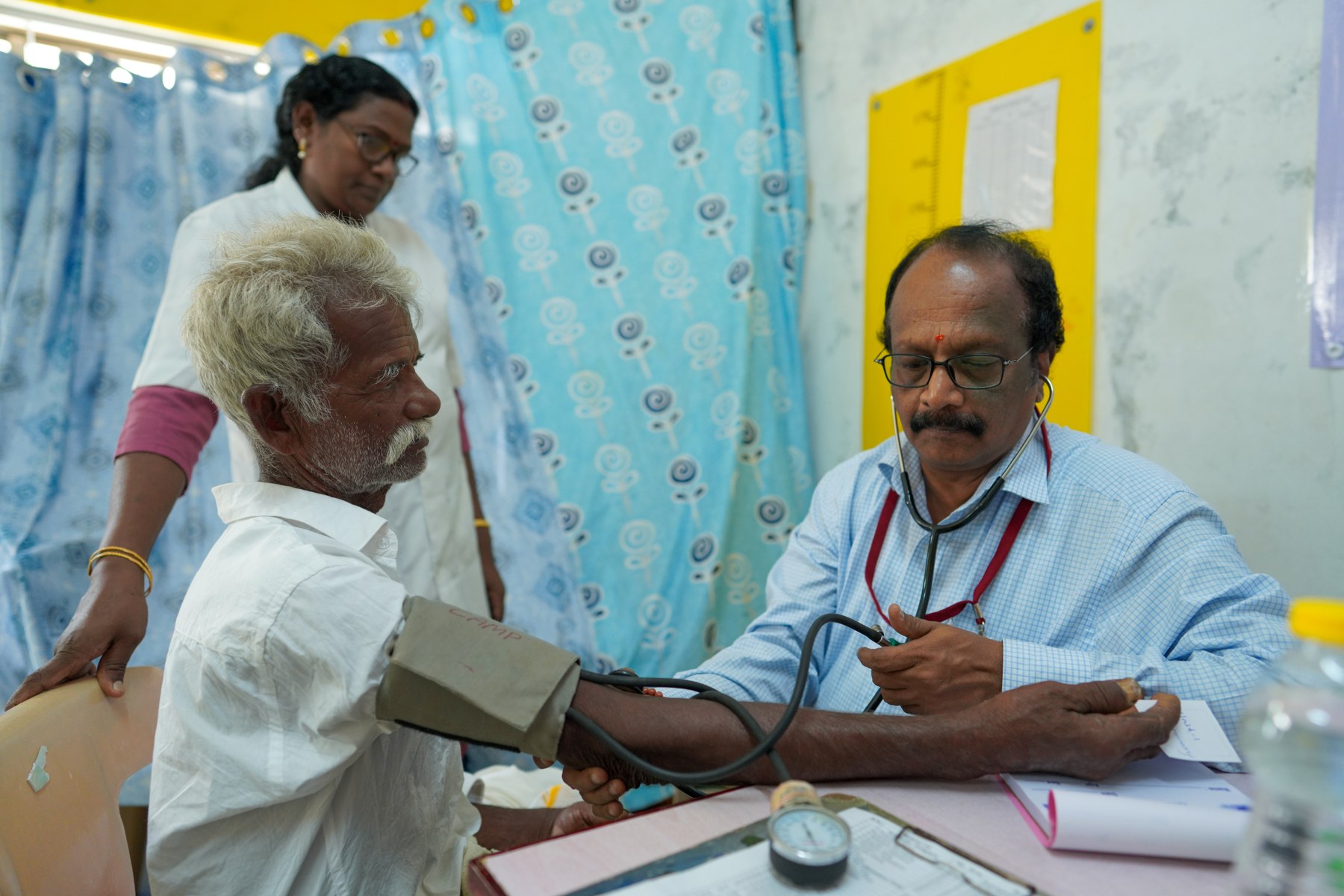 രാമനാഥപുരത്തെ സൗജന്യ ക്യാമ്പിൽ അമൃതയിലെ ഡോക്ടർ വയോധികന്റെ രക്തസമ്മർദം പരിശോധിക്കുന്നു