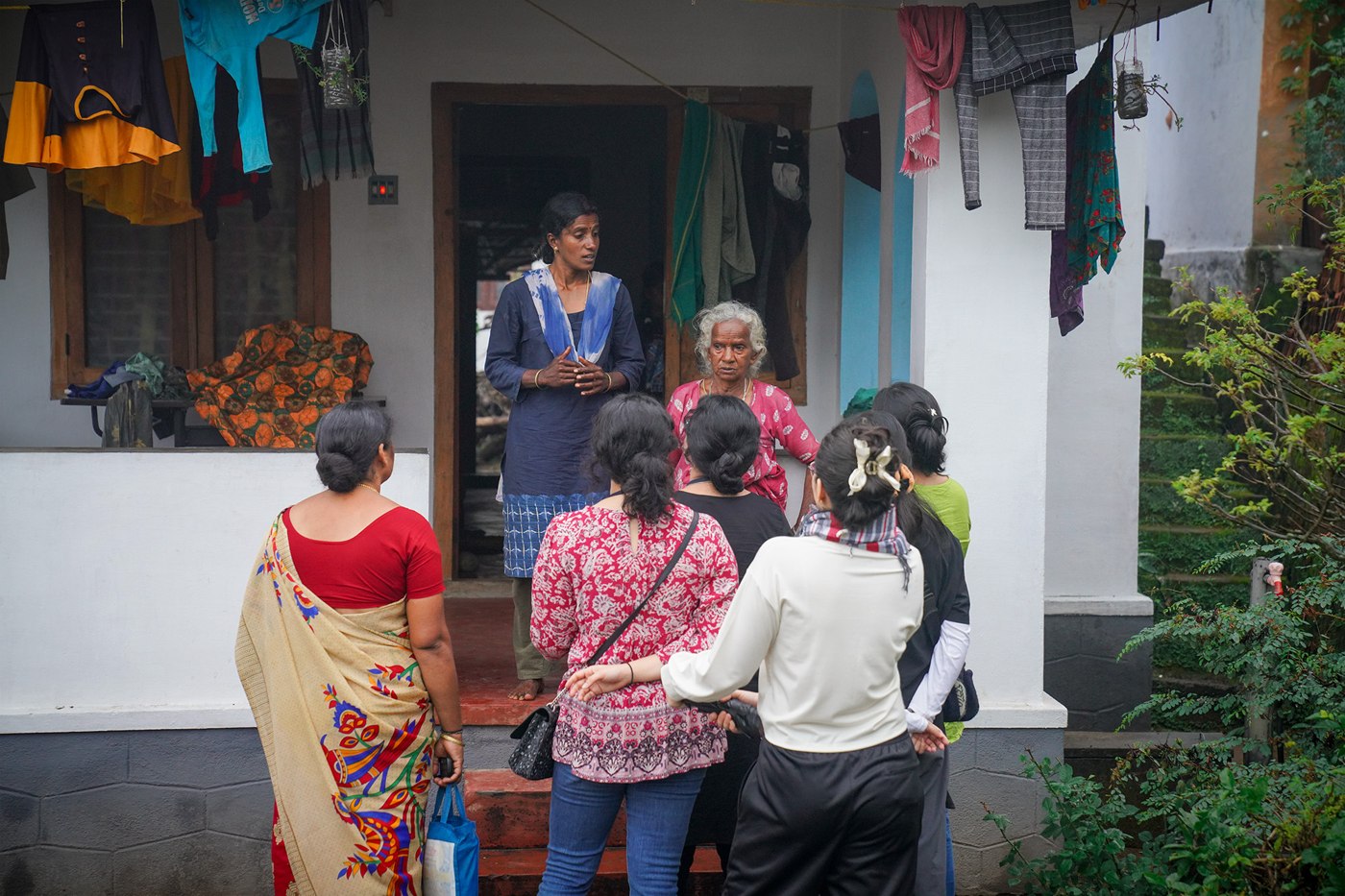 മറയൂരിലെ മെഡിക്കൽ ക്യാമ്പിന്റെ ഭാഗമായി അമൃതയുടെ സംഘം പ്രദേശവാസികളെ സന്ദർശിക്കുന്നു